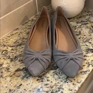 🎊 Vionic women’s flat shoes in gray.